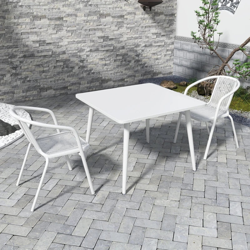 Gartenmöbel-Sets: Weiße Gartentisch und Stühle