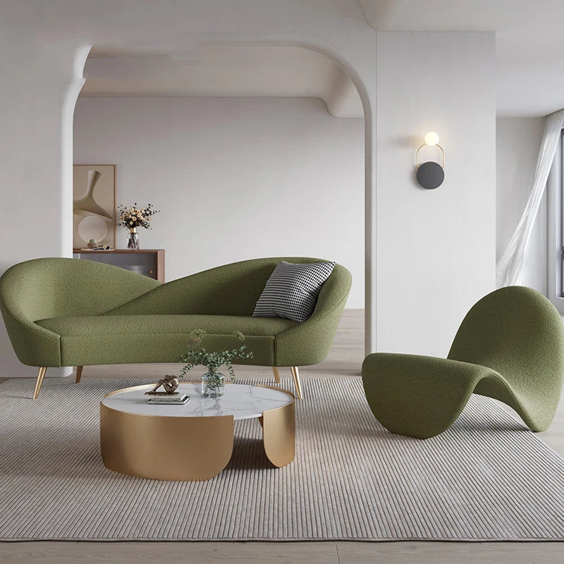 Bequemes Sofa mit grünen Goldbeinen