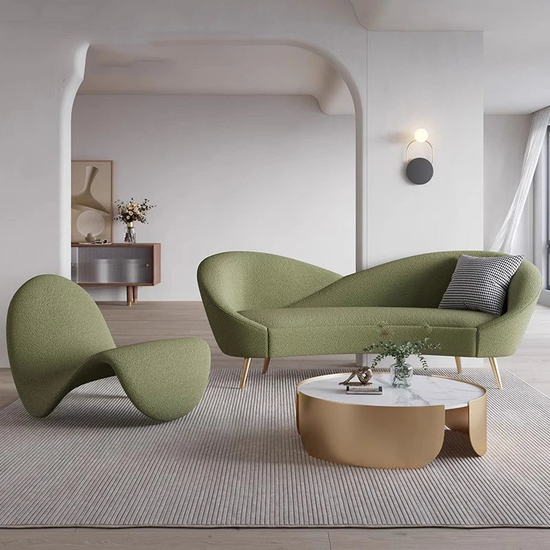 Bequemes Sofa mit grünen Goldbeinen