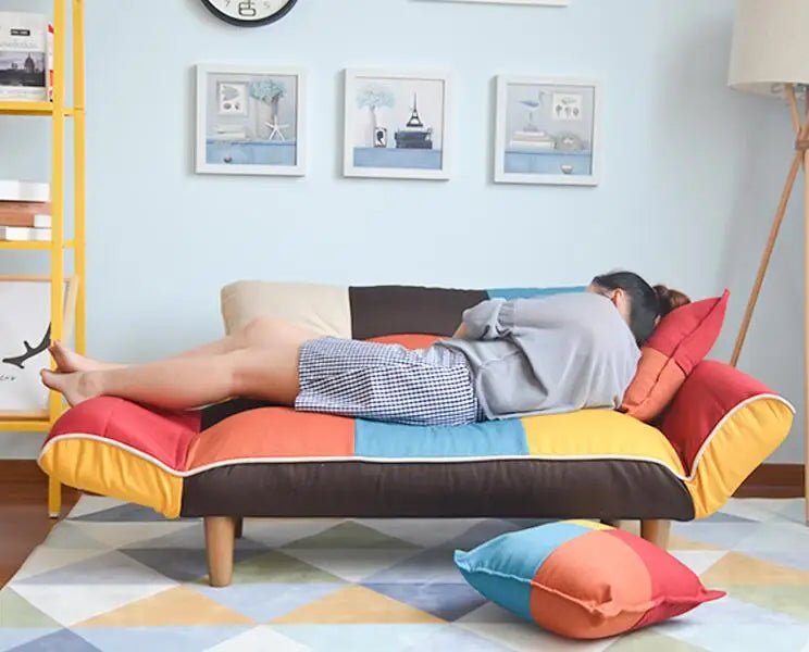 Verstellbares Sofa und Loveseat in buntem Linienstoff - Ideal für Wohnzimmer, Schlafzimmer, Studentenzimmer