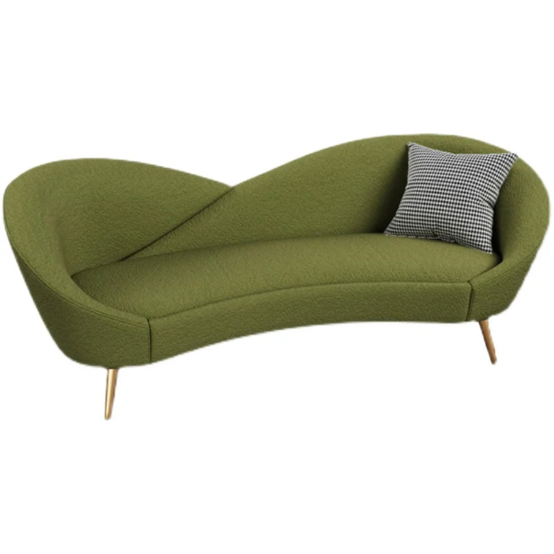 Bequemes Sofa mit grünen Goldbeinen