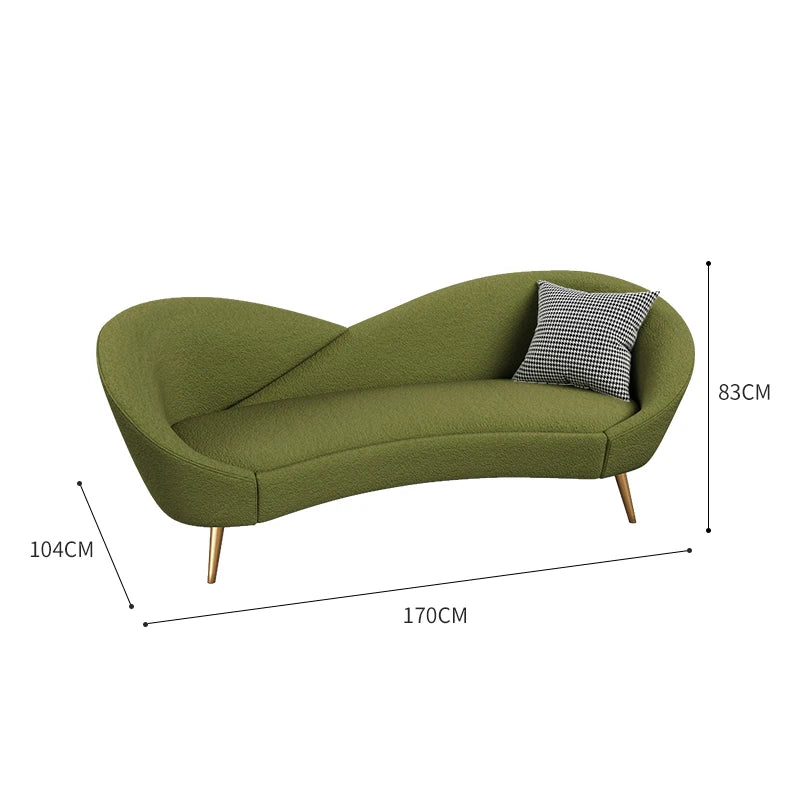 Bequemes Sofa mit grünen Goldbeinen
