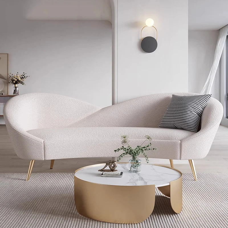 Bequemes Sofa mit grünen Goldbeinen