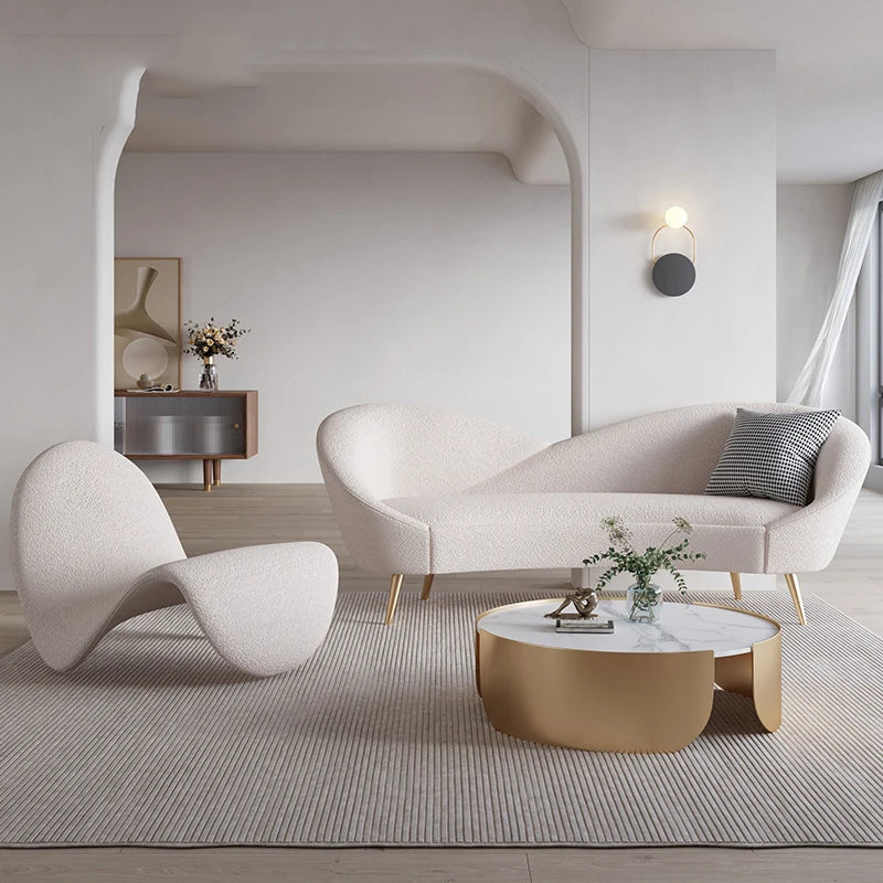 Bequemes Sofa mit grünen Goldbeinen