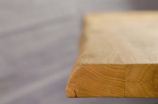 Esstisch mit Baumkante und U-Gestell – Massivholz-Eleganz aus Wildeiche