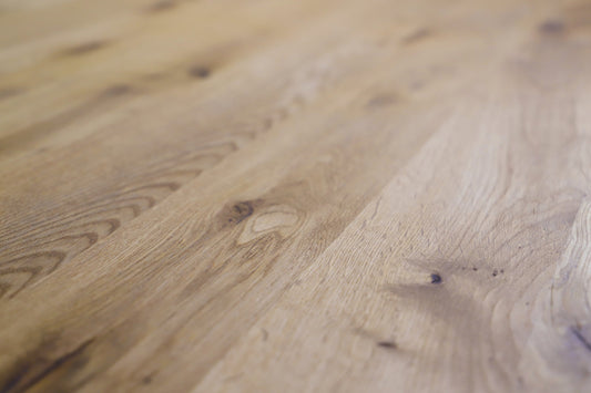 Esstisch Emil Oval – Massivholz-Eleganz mit Schweizer Kante