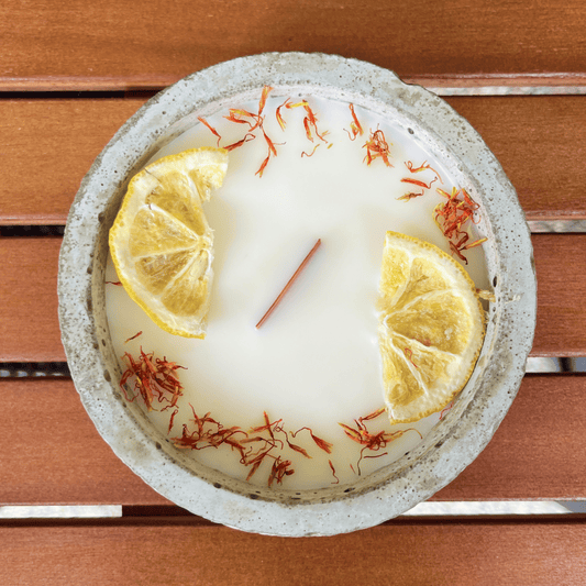 Limitierte Einzelstücke: Outdoor Citronella-Betonkerze „Mugge Schreck“ – Handgemachter Insektenschutz aus dem Südschwarzwald mit Blütenverzierung