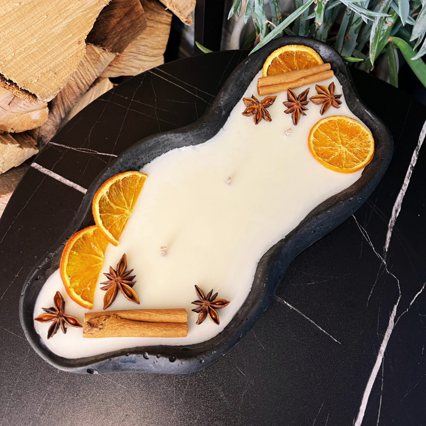 Design-Betonkerze „Wave“ (30cm) – Vanilla Toffee – Organische Form