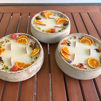 Handbesetze XXL Outdoor Citronella-Betonkerze „Big Grey - Mugge Schreck“ – Mit drei Holdochten - Handgemachter Insektenschutz aus dem Südschwarzwald mit Blütenverzierung