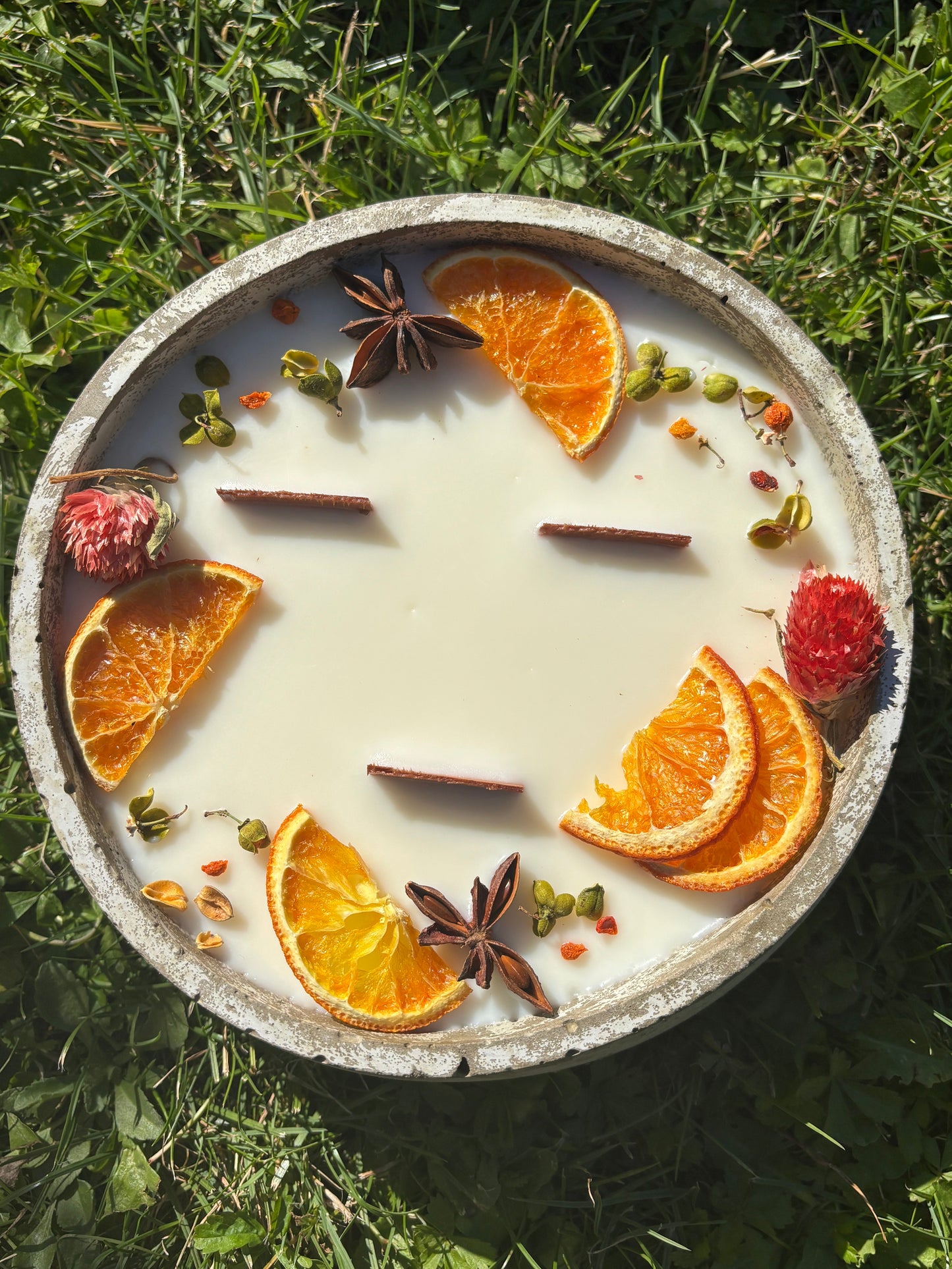 Große Outdoor Citronella-Betonkerze „Big Grey - Mugge Schreck“ – Mit drei Holdochten - Handgemachter Insektenschutz aus dem Südschwarzwald mit Blütenverzierung