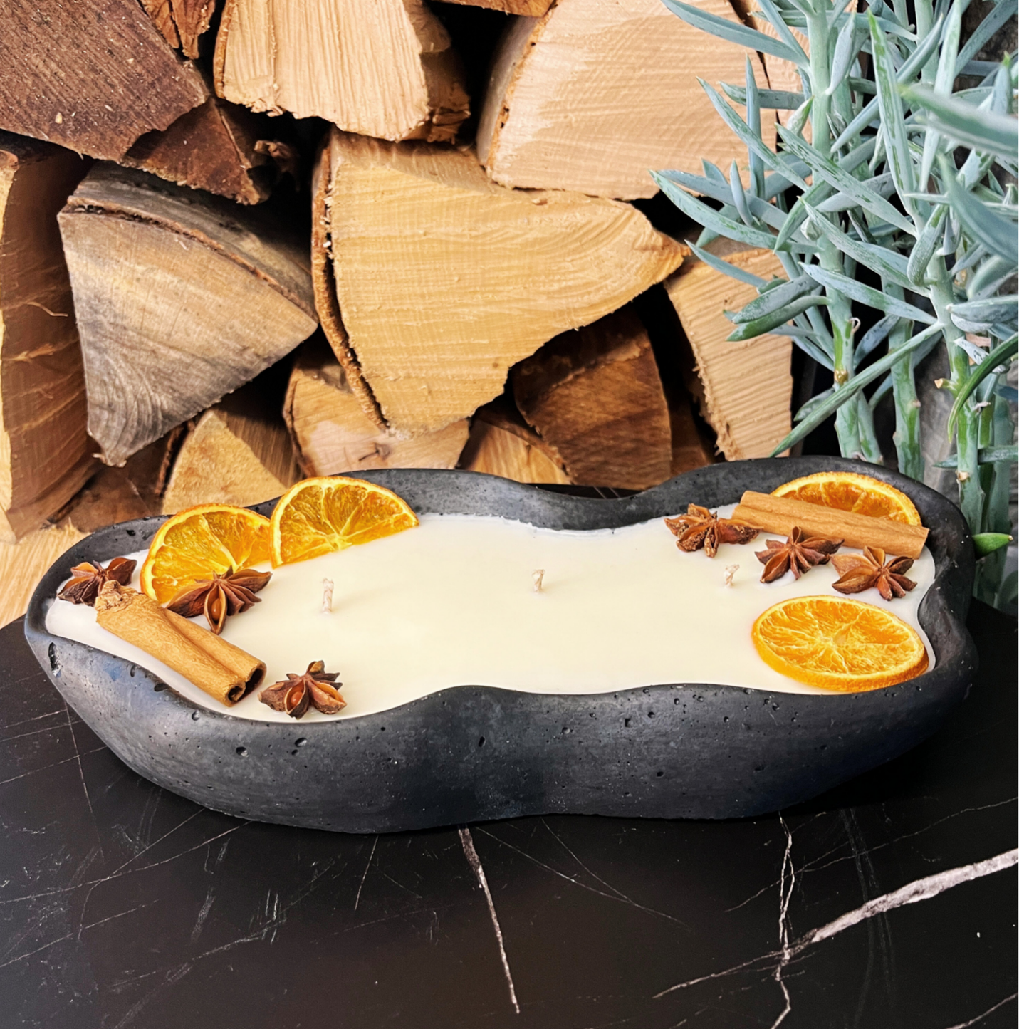 Design-Betonkerze „Wave“ (30cm) – Vanilla Toffee – Organische Form