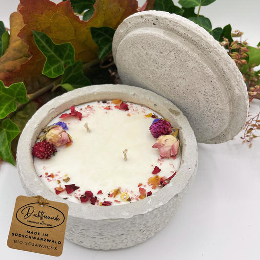 Handgefertigte Betonkerze Betongrau „Herbstglühen“ für Herbst und Winter - Stilvolle Sojawachskerze für Ihr Zuhause. Mit Blütenverzierung und HOCHWERTIGEM Baumwolldocht aus dem Südschwarzwald