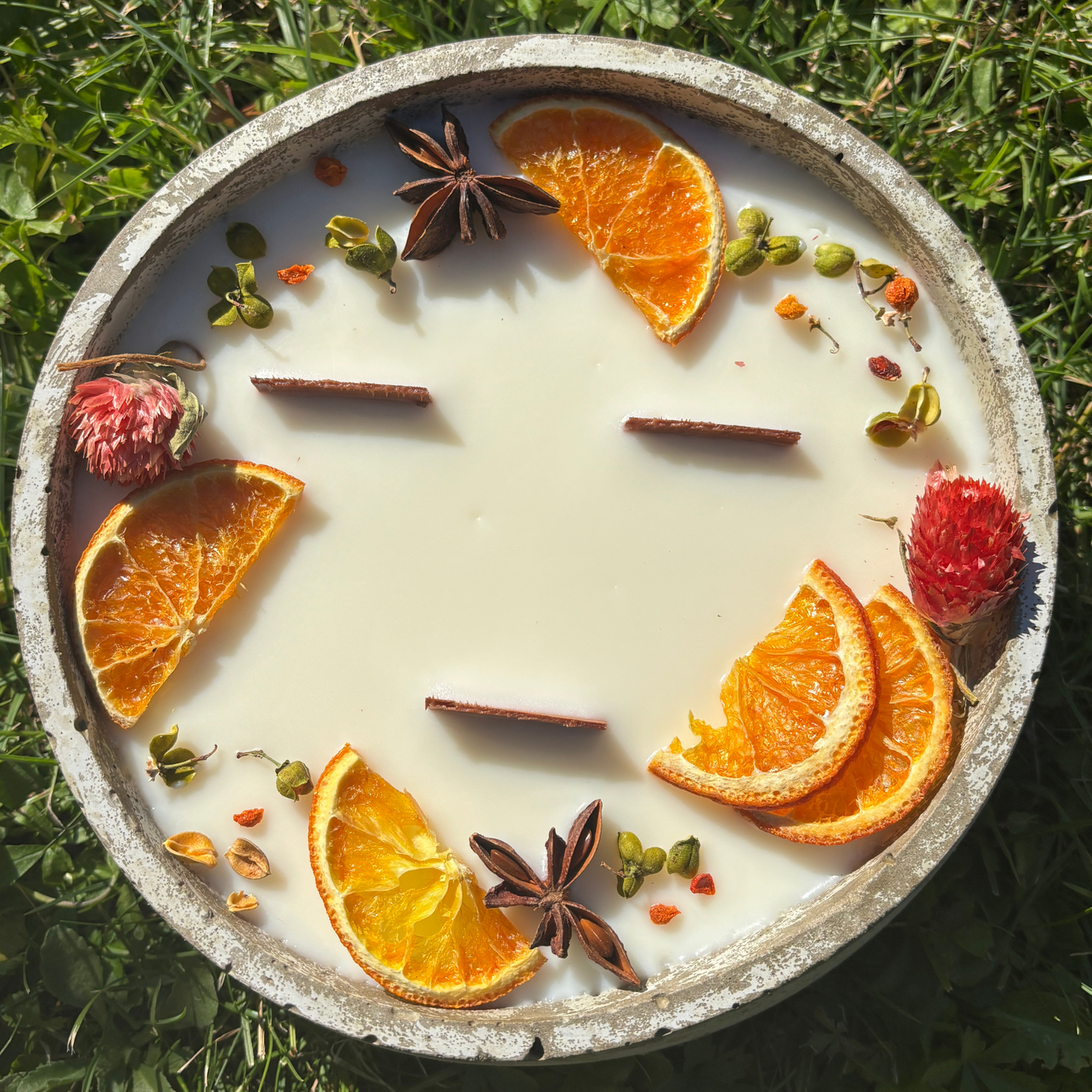 Große Outdoor Citronella-Betonkerze „Big Grey - Mugge Schreck“ – Mit drei Holdochten - Handgemachter Insektenschutz aus dem Südschwarzwald mit Blütenverzierung