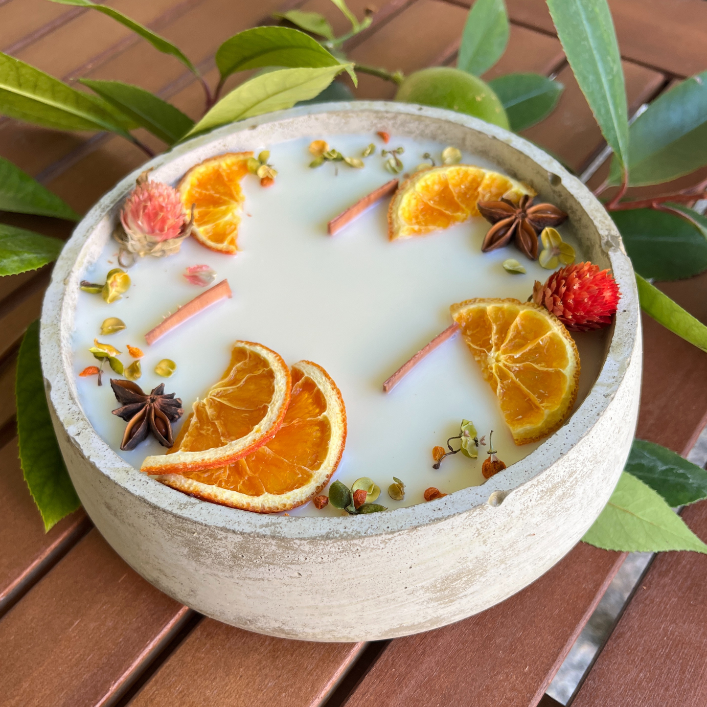 Große Outdoor Citronella-Betonkerze „Big Grey - Mugge Schreck“ – Mit drei Holdochten - Handgemachter Insektenschutz aus dem Südschwarzwald mit Blütenverzierung