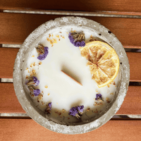 Limitierte Einzelstücke: Outdoor Citronella-Betonkerze „Mugge Schreck“ – Handgemachter Insektenschutz aus dem Südschwarzwald mit Blütenverzierung