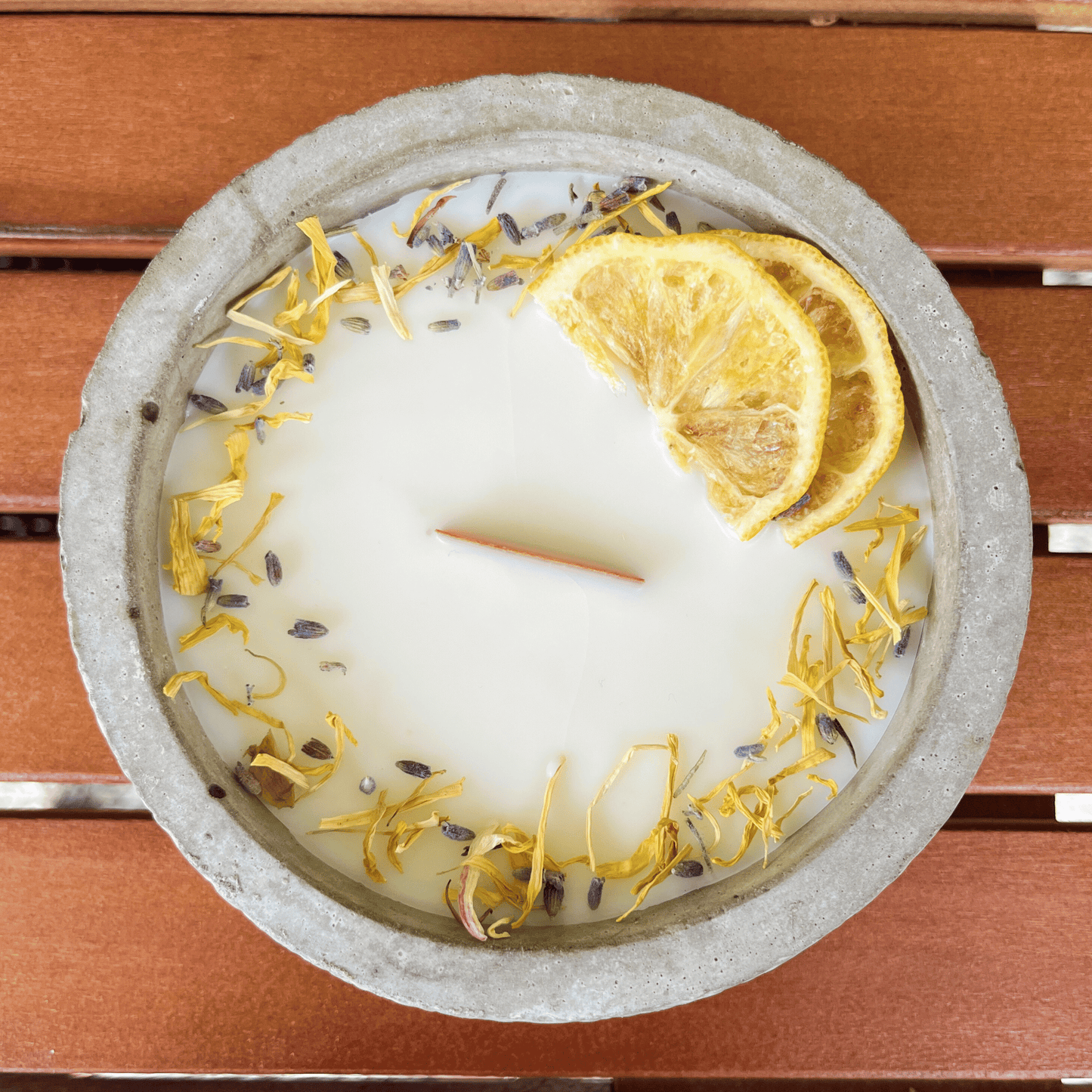 Limitierte Einzelstücke: Outdoor Citronella-Betonkerze „Mugge Schreck“ – Handgemachter Insektenschutz aus dem Südschwarzwald mit Blütenverzierung