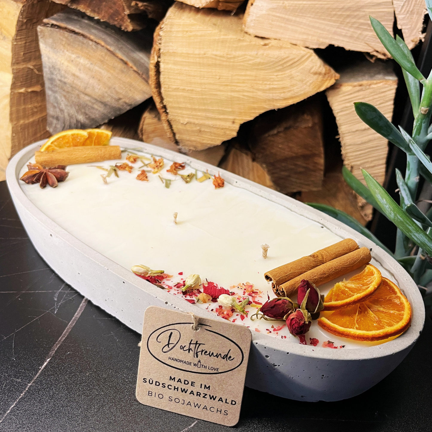 Design-Betonkerze "Grey Ship" (29cm) – Vanilla Toffee & Blüten-Topping