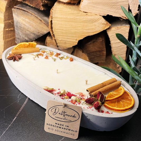 Design-Betonkerze "Grey Ship" (29cm) – Vanilla Toffee & Blüten-Topping