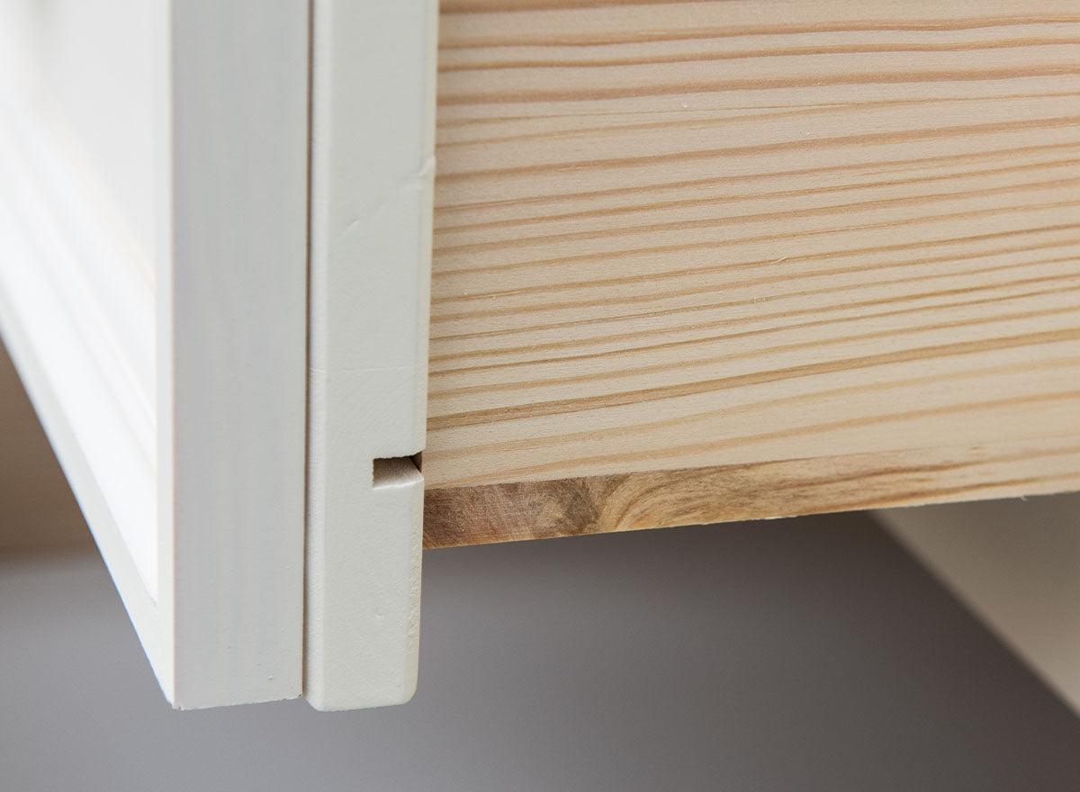 Bologna Elegante Massivholz Kiefer Kommode 3D | Farbe weiß