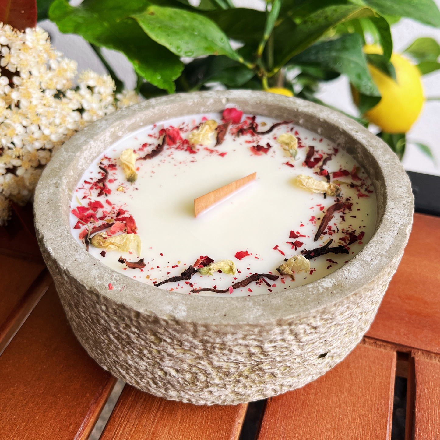 Outdoor Citronella-Betonkerzenset  „Grey - Mugge Schreck“ – Handgemachter Insektenschutz aus dem Südschwarzwald mit Blütenverzierung  3x Betonkerzen im Set