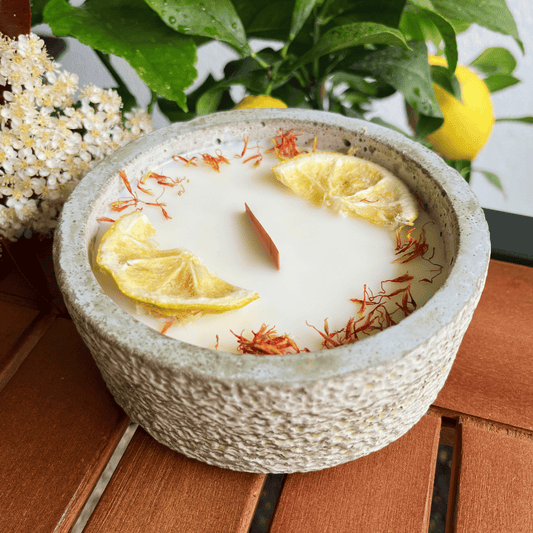 Limitierte Einzelstücke: Outdoor Citronella-Betonkerze „Mugge Schreck“ – Handgemachter Insektenschutz aus dem Südschwarzwald mit Blütenverzierung