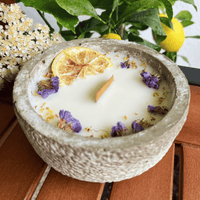 Limitierte Einzelstücke: Outdoor Citronella-Betonkerze „Mugge Schreck“ – Handgemachter Insektenschutz aus dem Südschwarzwald mit Blütenverzierung