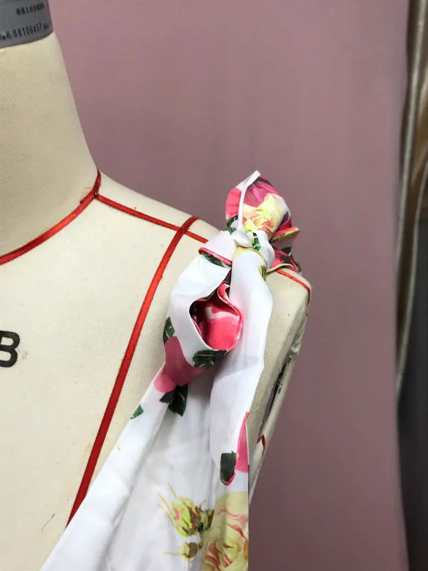 Rückenfreies Blumenkleid - Ärmelloses Maxikleid mit hoher Taille