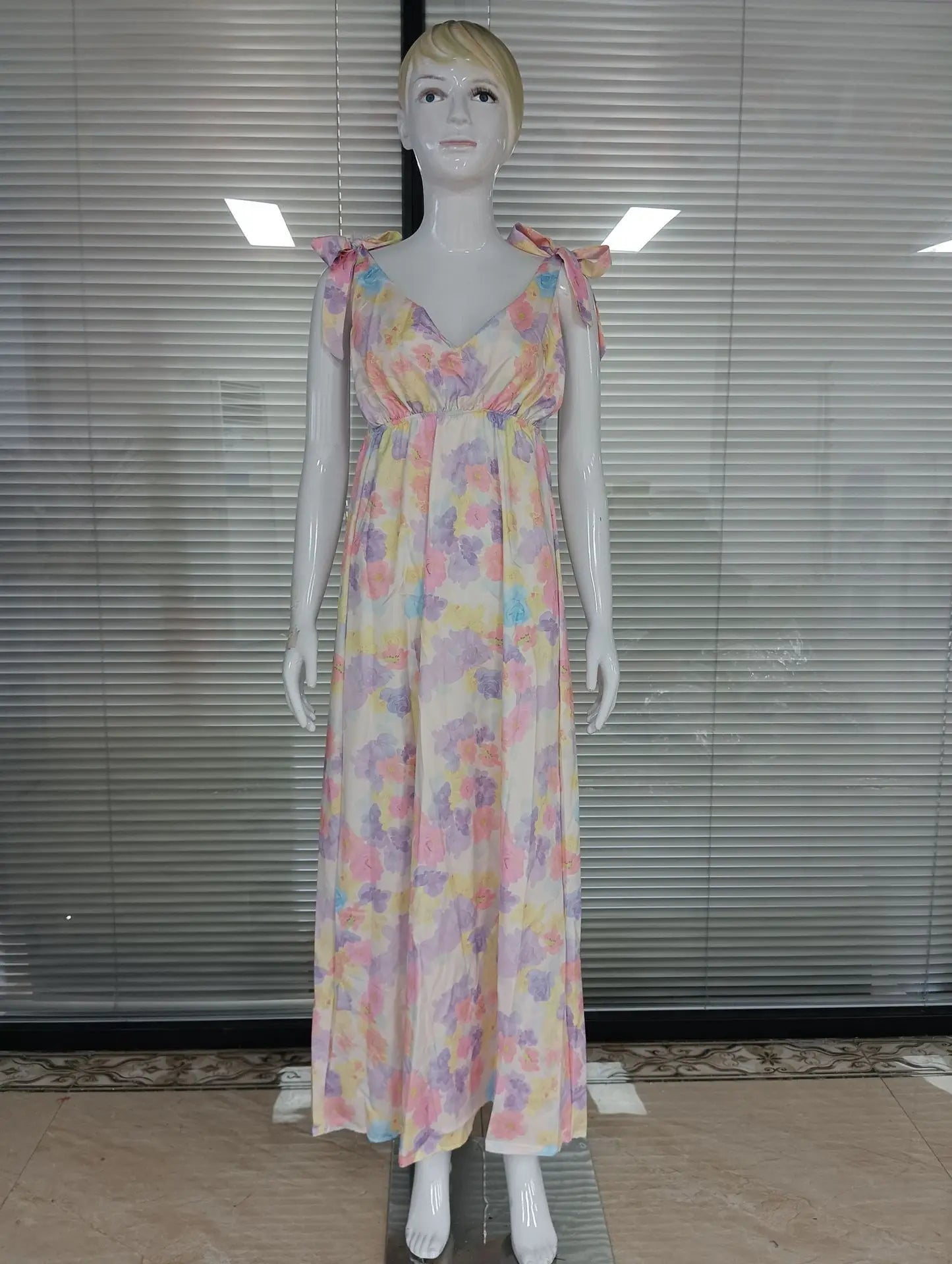 Rückenfreies Blumenkleid - Ärmelloses Maxikleid mit hoher Taille