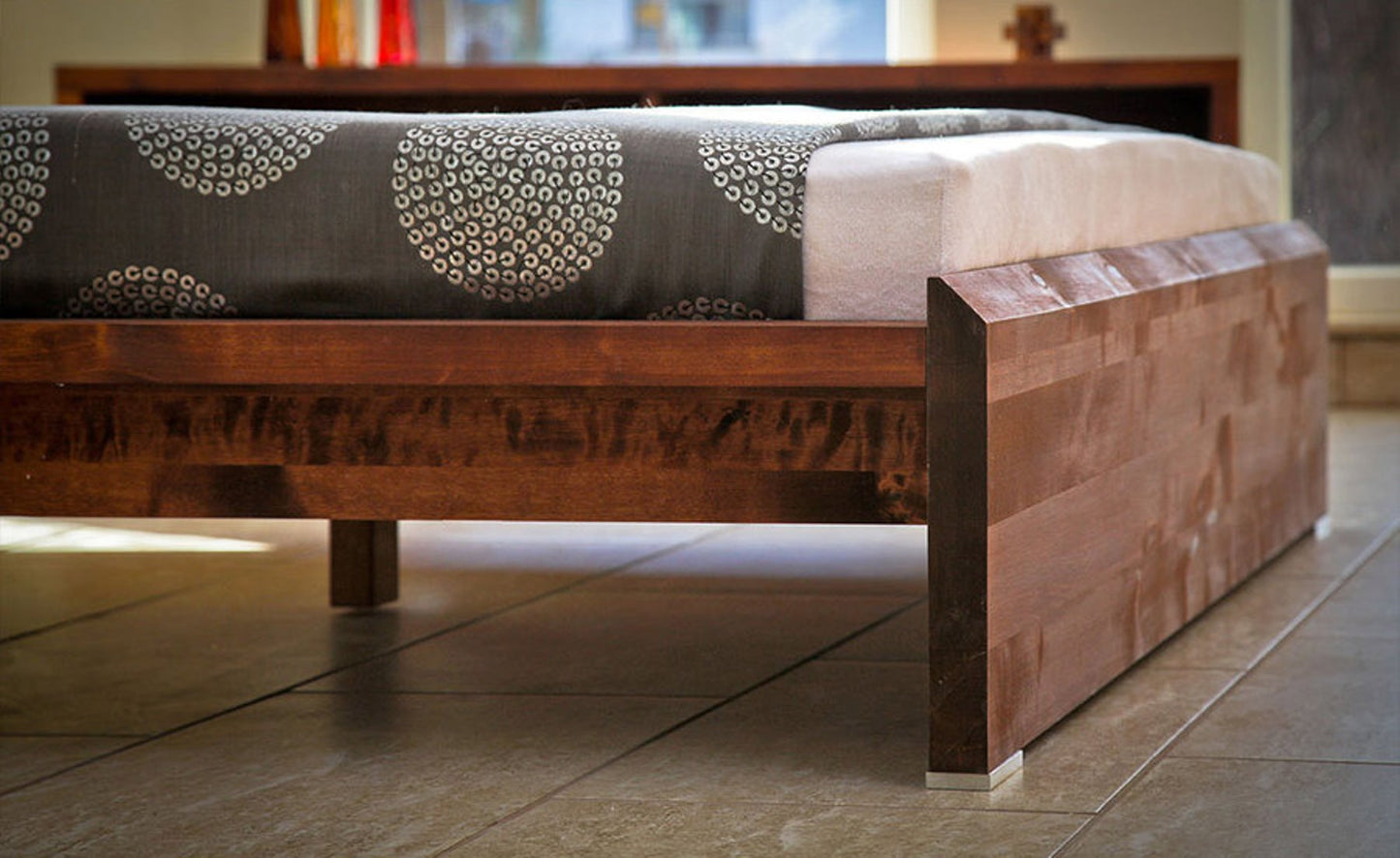 AGUZZO Massivholzbett