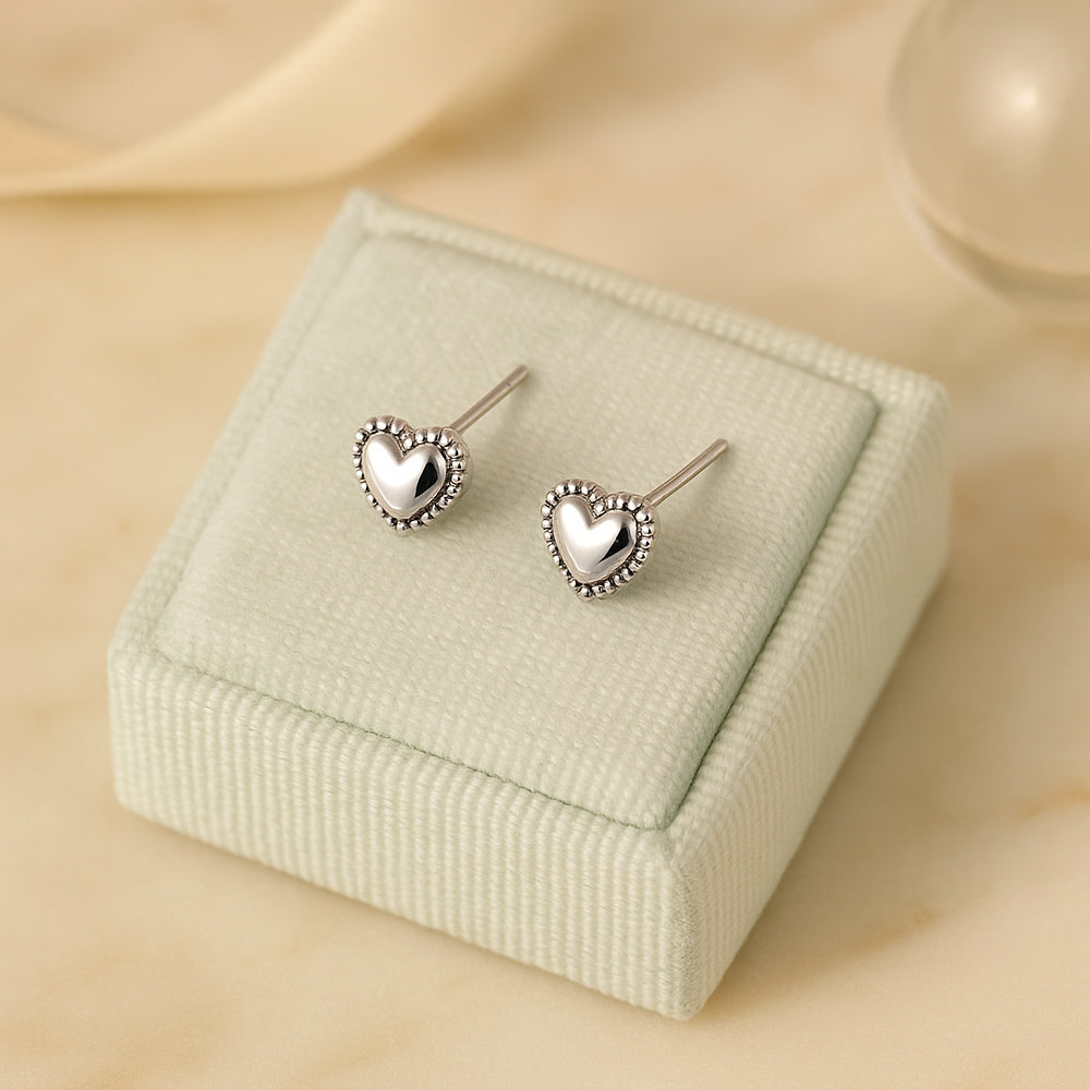 Ohrstecker aus 925er Sterling-Silber, Mini-Herzchen mit filigranem Rand
