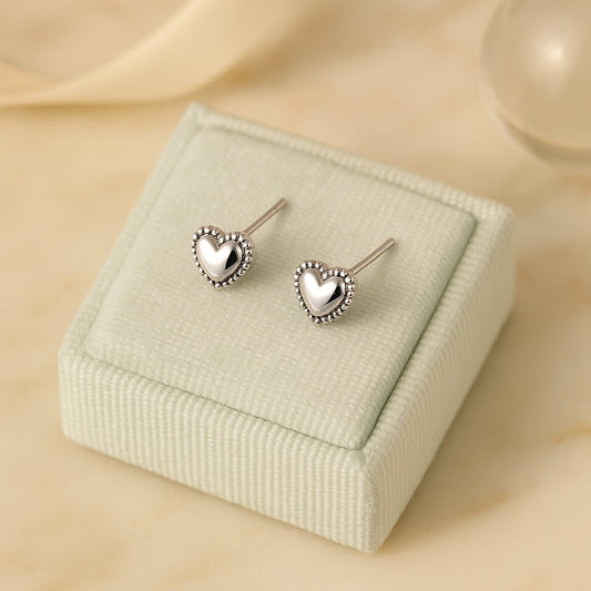 Ohrstecker aus 925er Sterling-Silber, Mini-Herzchen mit filigranem Rand